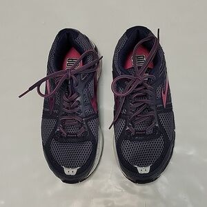 Brooks, women's sz 7 2E Addiction running shoes wide